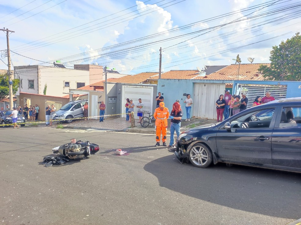 Motociclista de 24 anos morre após bater de frente em carro no bairro Santa Tereza, em Poços de Caldas — Foto: Marcos Corrêa
