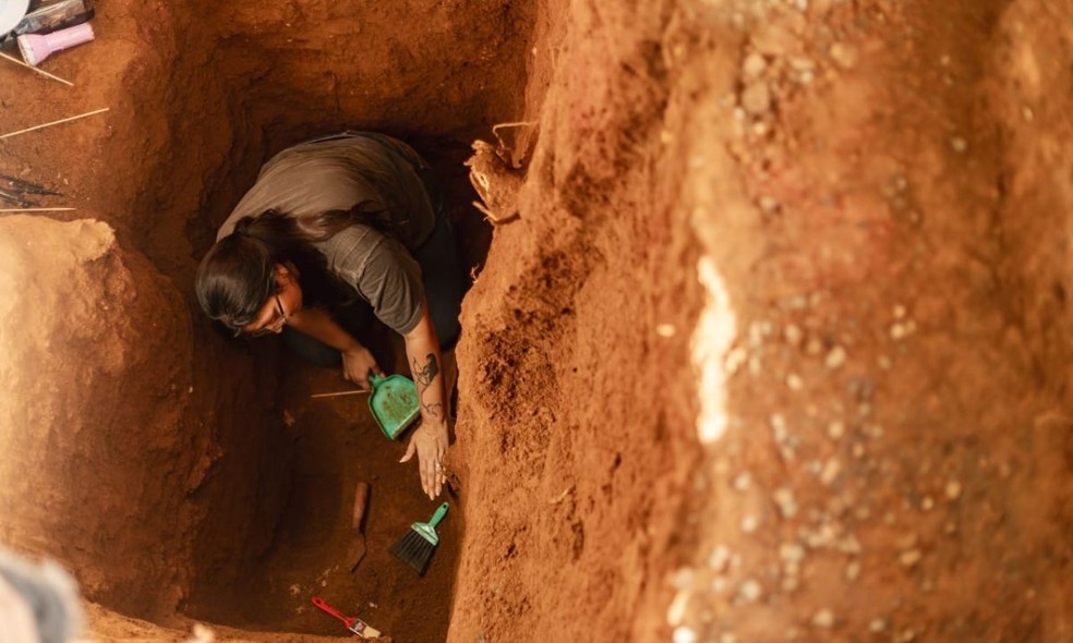 Arqueólogos encontram primeiras ossadas no cemitério de escravizados em Salvador — Foto: Victoria Nasck
