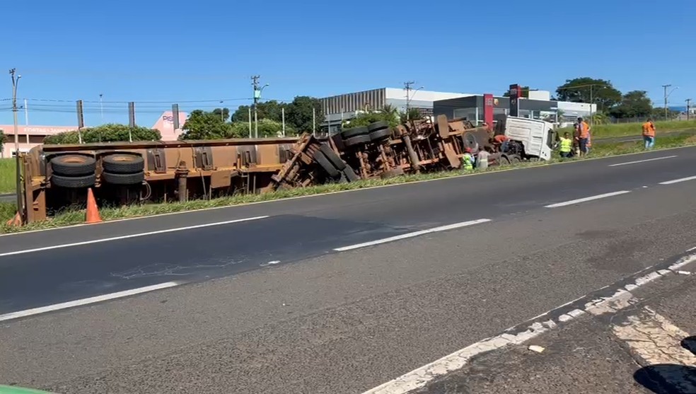 Caminh&atilde;o com 60 mil litros de vinha&ccedil;a tomba na Washington Lu&iacute;s e carga atinge c&oacute;rrego em Rio Preto &mdash; Foto: M&ocirc;nica S&aacute;/TV TEM
