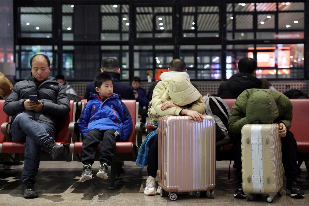 Passageiros aguardam trem na estação de Pequim, na China, no início do feriado do Ano Novo Chinês, em 9 de fevereiro de 2024. — Foto: Florence Lo/ Reuters