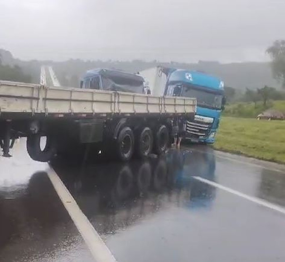 Acidente envolvendo carretas na BR-040, em Sete Lagoas — Foto: Redes sociais