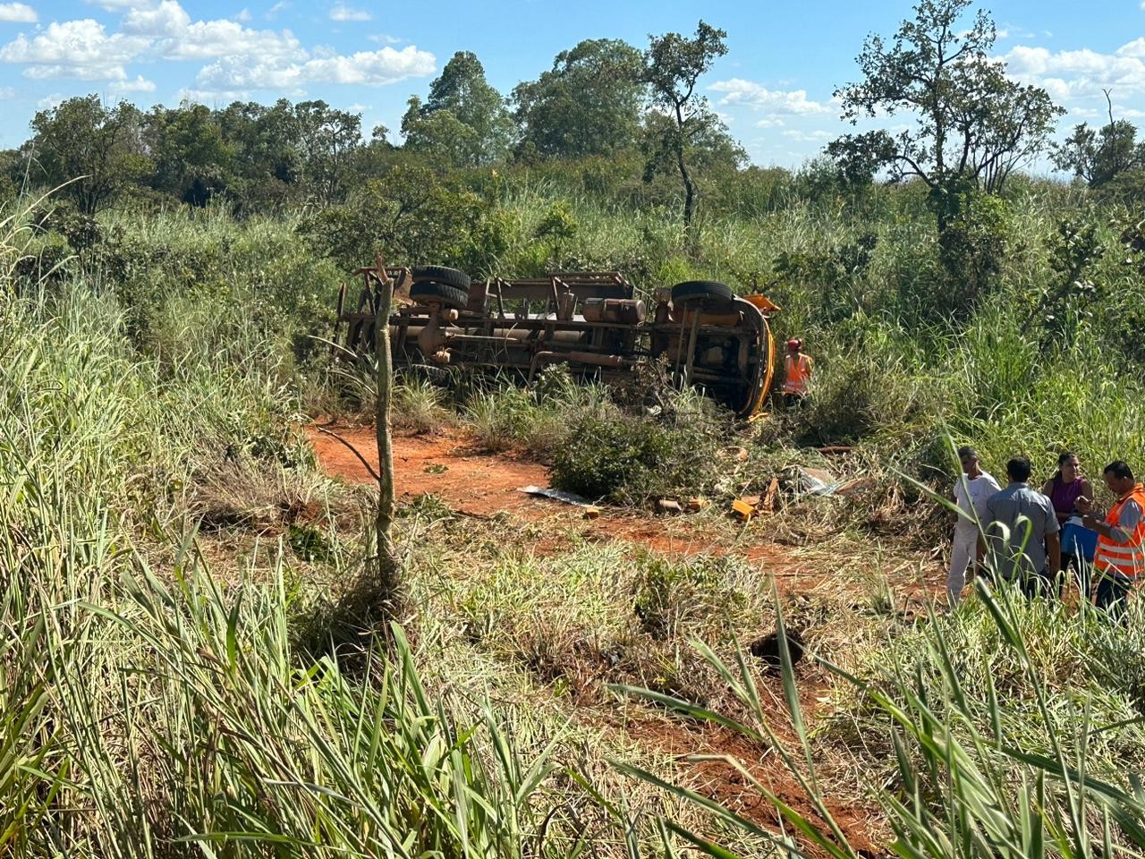 Motorista é socorrido após caminhão tombar na MG-164, em Martinho Campos 