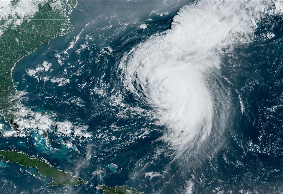 Imagem de satélite do furacão Ernesto em Bermudas feita na sexta-feira (16) — Foto: AFP PHOTO/NOAA/GOES
