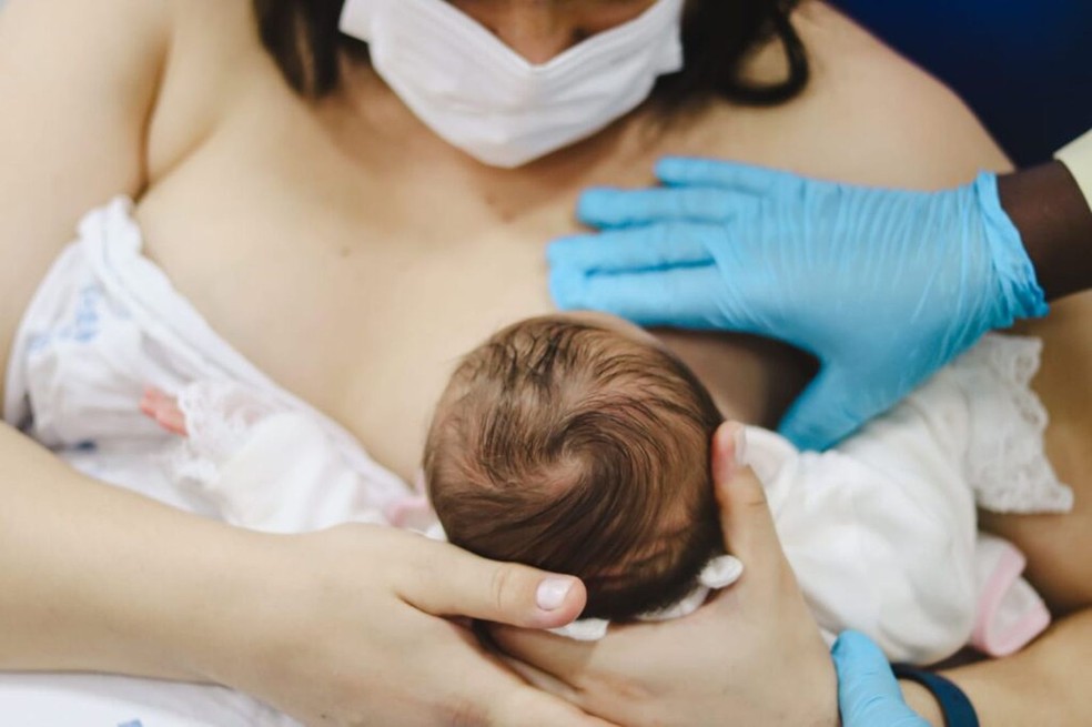 Mãe amamentando bebê em Sergipe — Foto: Ascom SES