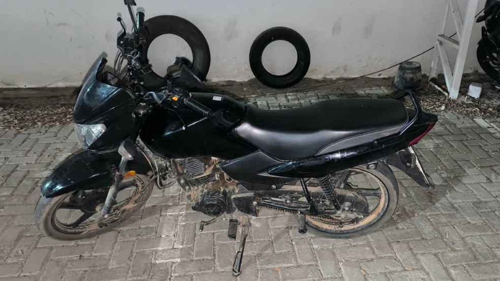 Polícia apreendeu com os suspeitos roupas e a motocicleta usada no dia do crime. — Foto: Reprodução