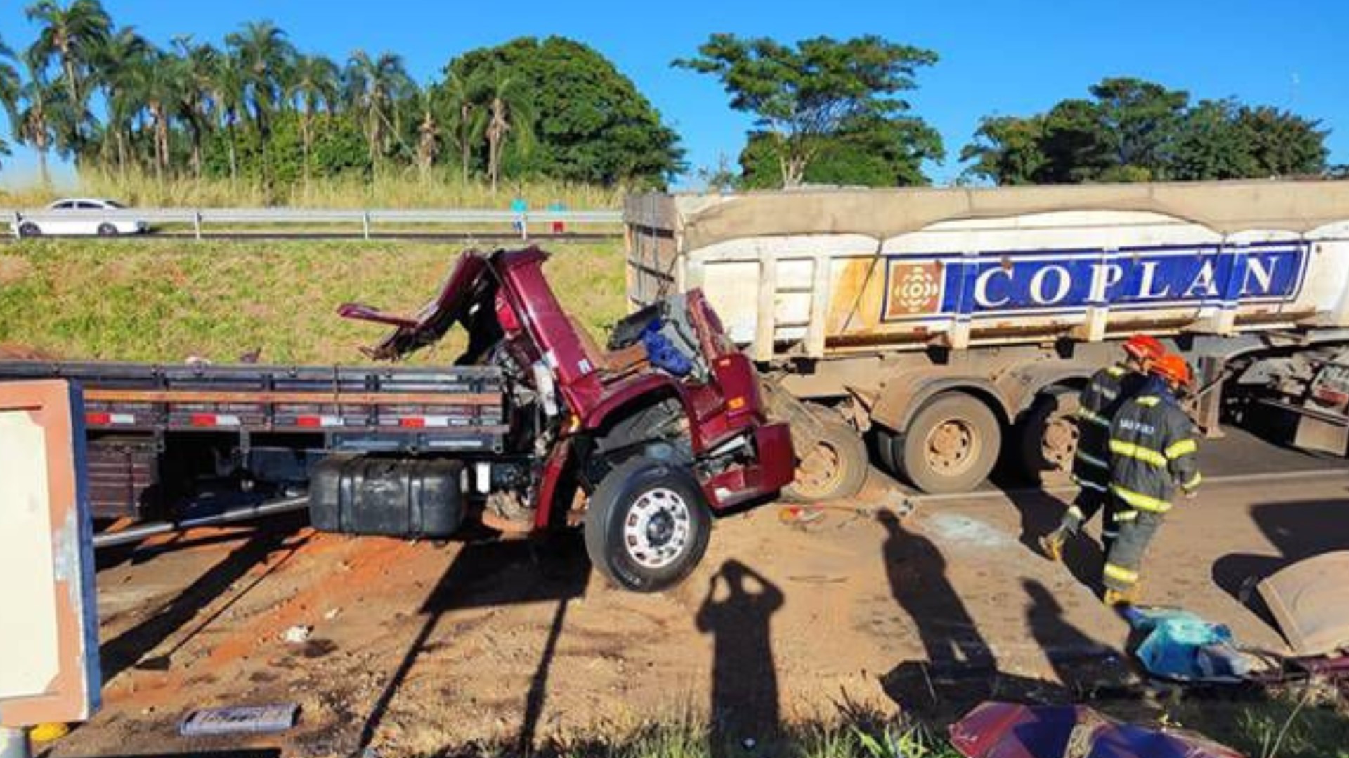 Caminhoneiro morre ao bater na traseira de carreta carregada com pedras em Fernandópolis
