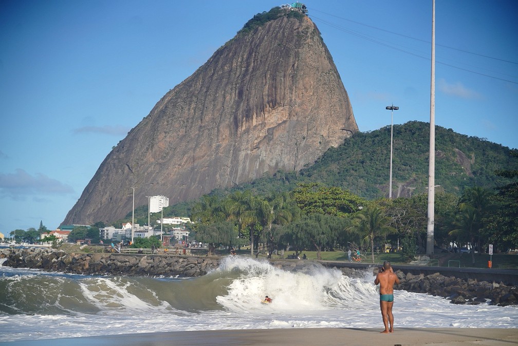 Ex-Fla vira salva-vidas em praia do Rio após ter largado a