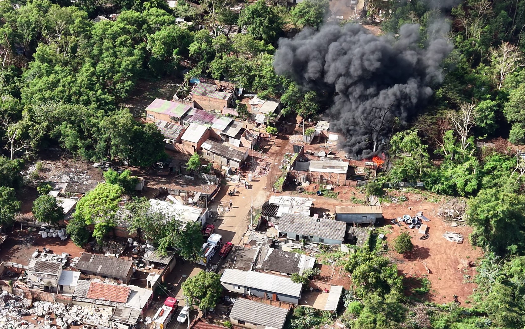 Incêndio atinge barracos e área com entulho na Favela do Brejo, em Ribeirão Preto, SP; VÍDEO