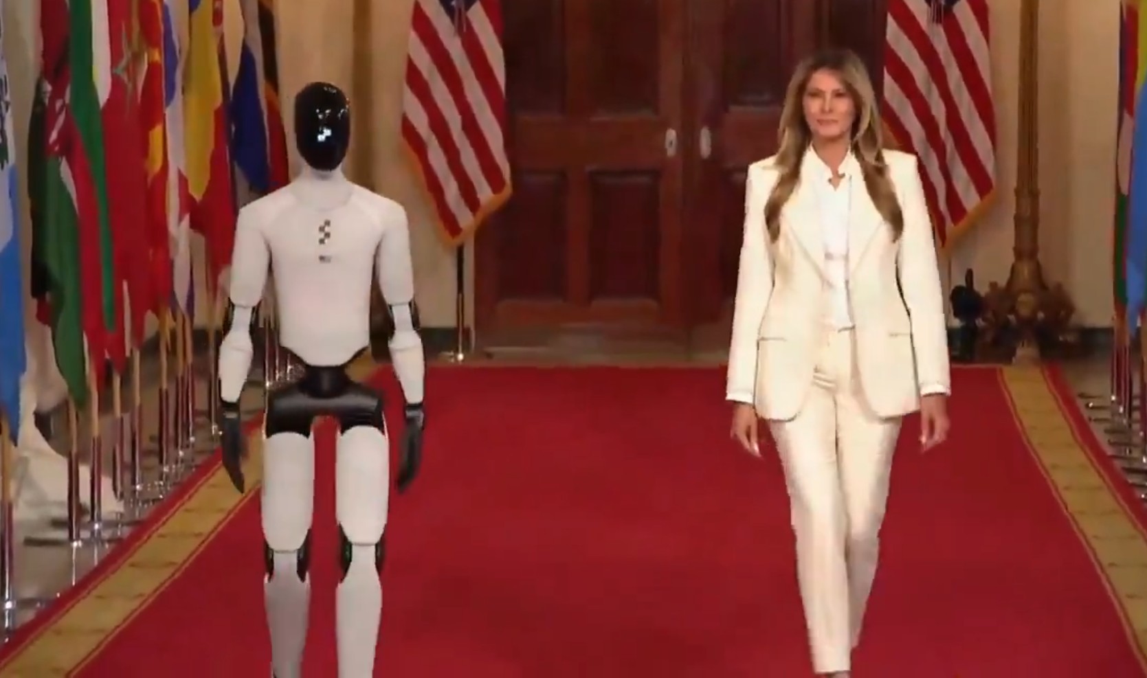 'Primeiro-robô': Melania Trump desfila com robô humanoide em evento na Casa Branca