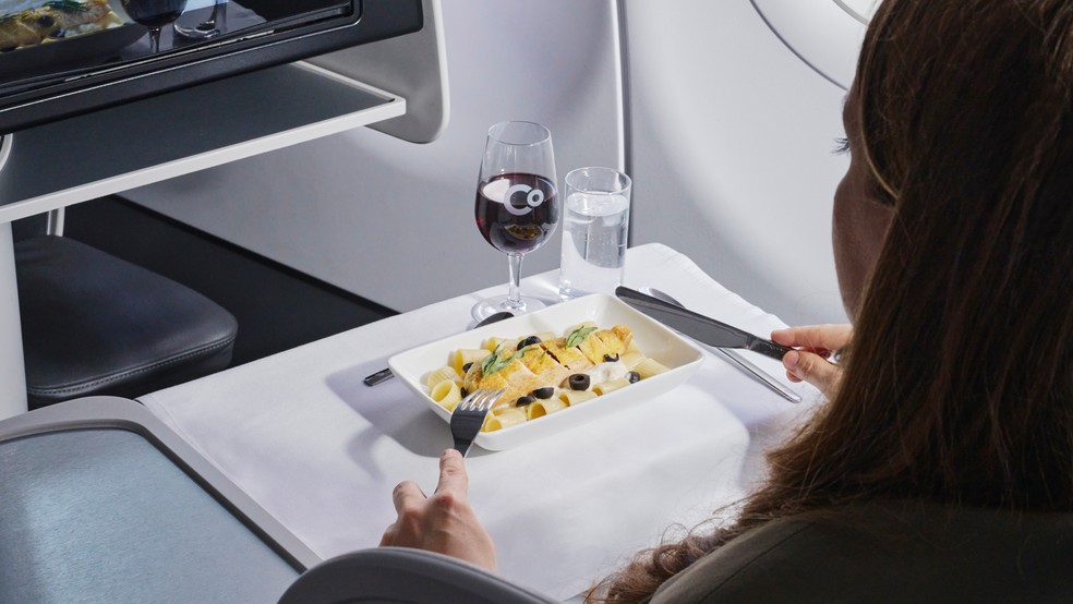 Viagens em avião que tem apenas classe executiva oferecem menus gastronômicos escolhidos por chefs — Foto: Divulgação/La Compagnie