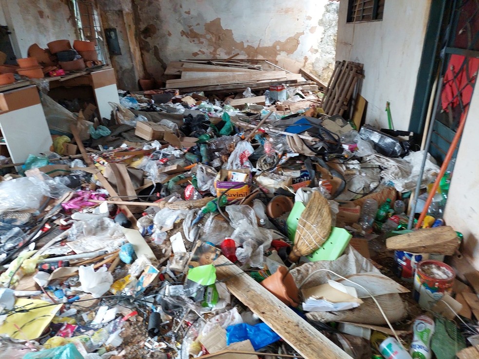 Limpeza em esgoto revela 20 ton de lixo e 1 rato de pelúcia gigante - Fotos  - R7 Hora 7