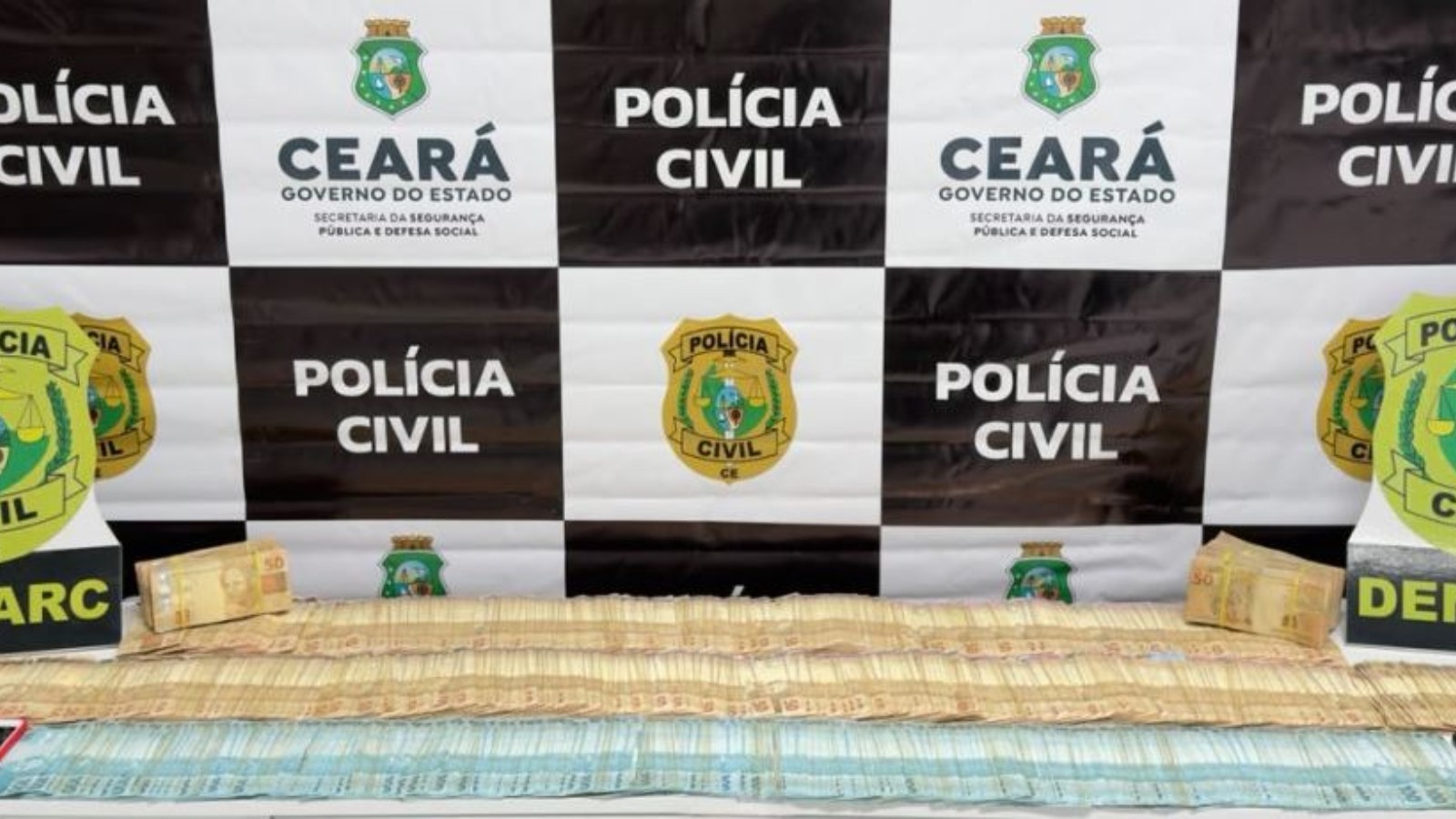 Dupla suspeita de tráfico de drogas é presa com R$ 184 mil e veículo de luxo na saída de agência bancária