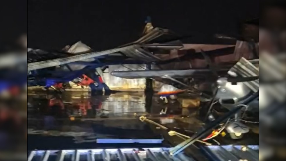 Aeronaves ficam danificadas ap&oacute;s forte chuva causar a queda de hangares em Ibir&aacute; (SP) &mdash; Foto: Arquivo pessoal