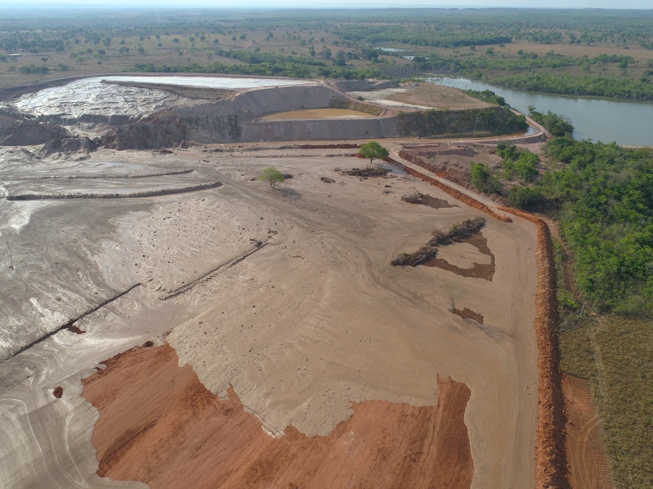 Rompimento de barragem de rejeitos de mineração deixa moradores sem ...