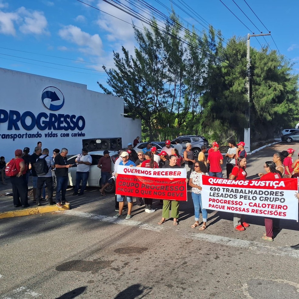 Ex-rodoviários da Progresso protestam em frente à sede da empresa por pagamento de rescisões — Foto: Alan Magalhães/ TV Sergipe