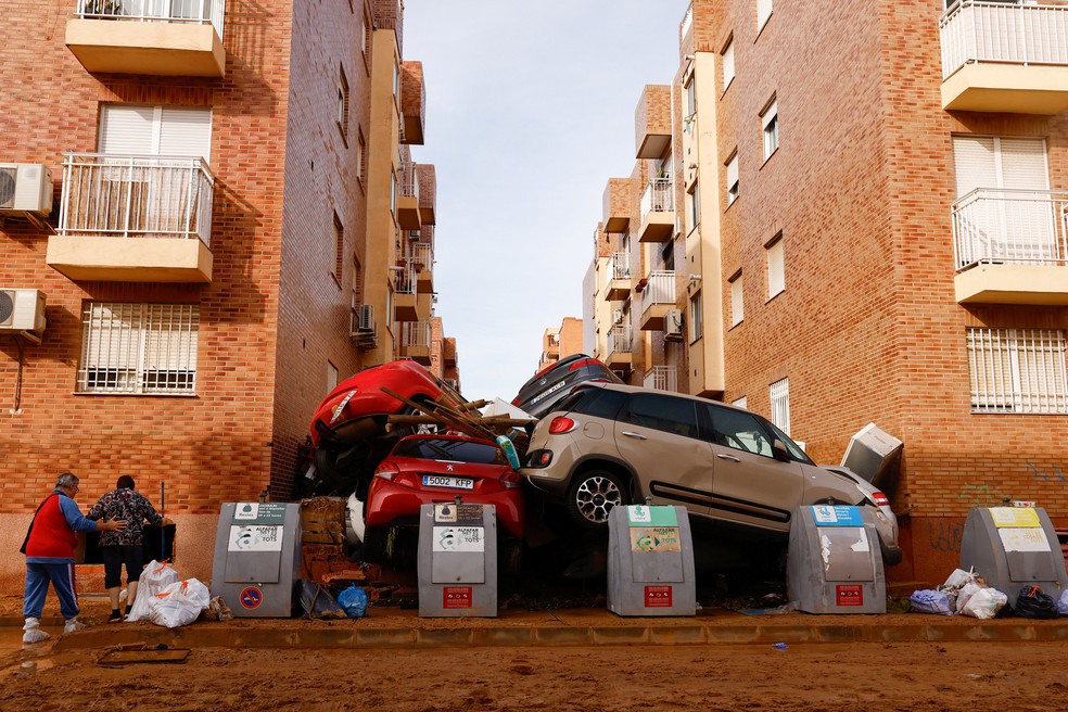 Pilha de carros em rua de Valência após enchente história, em 1º de novembro de 2024. — Foto: Susana Vera/ Reuters