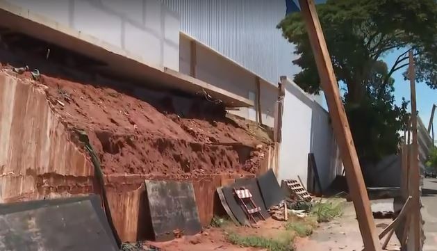 Casas têm rachaduras após construção de mercado em Leme, e situação preocupa; muro desabou