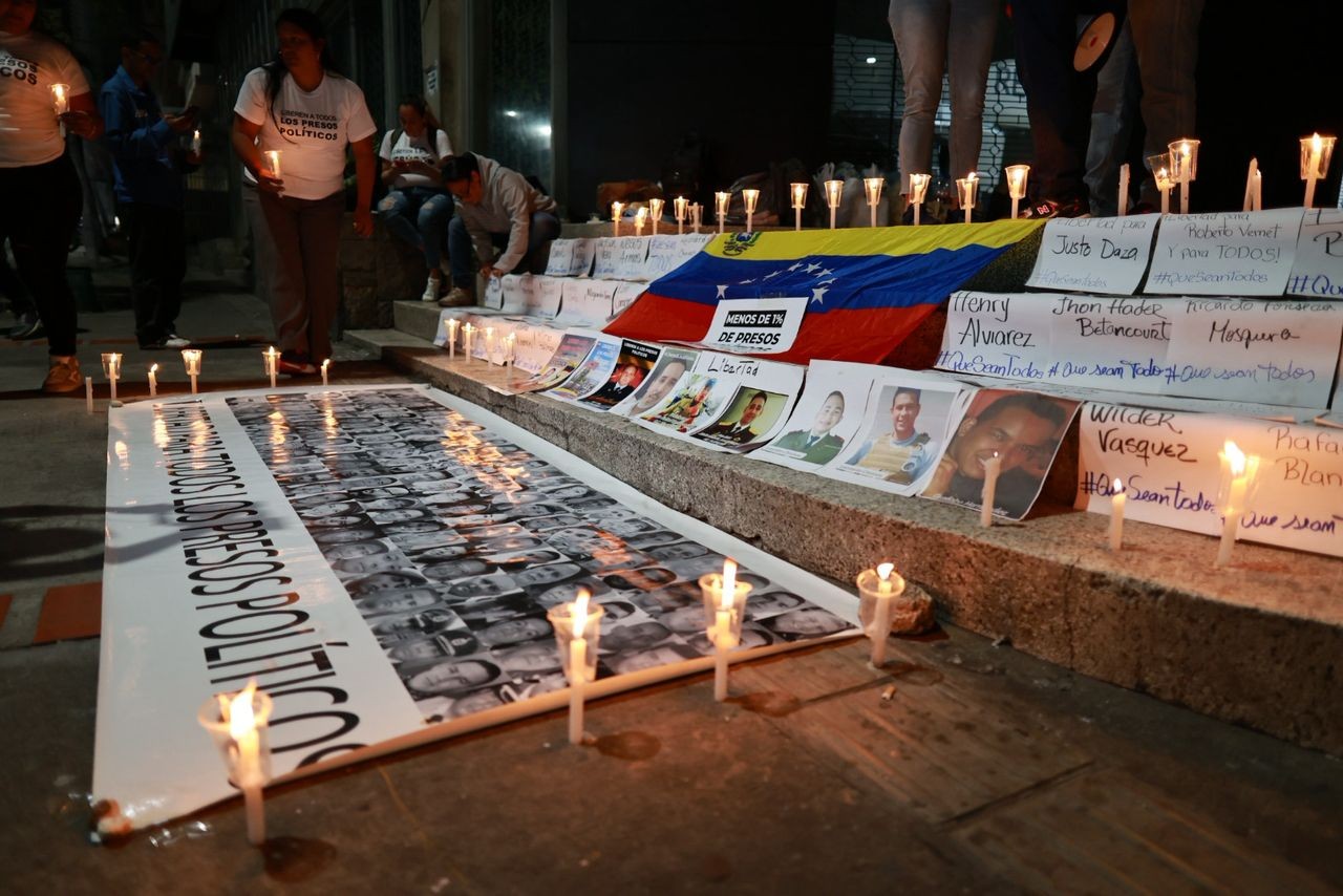 Familiares de presos políticos na Venezuela fazem vigília em frente a famosa prisão em Caracas à espera da libertação de parentes