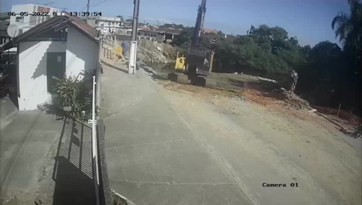 Vídeo flagra momento em que escavadeira cai dentro de rio em SC durante  obras em ponte | Santa Catarina | G1