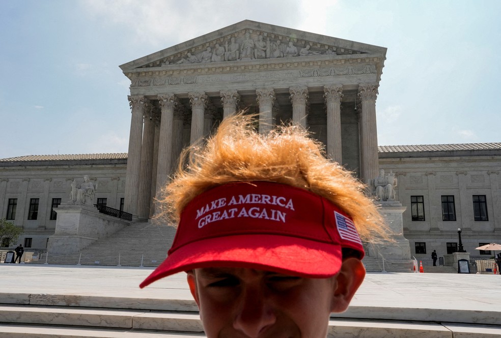 Apoiador de Trump em frente à Suprema Corte dos EUA, em Washington, DC — Foto: Cheney Orr/Reuters
