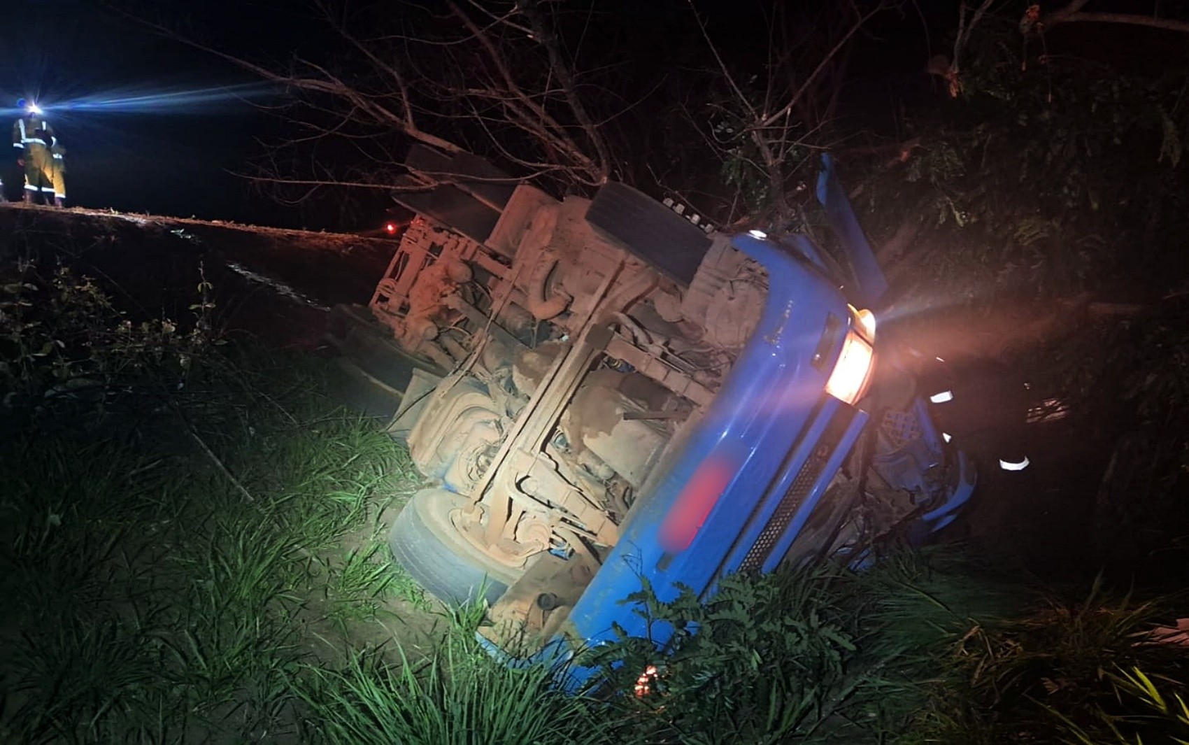 Motorista morre após caminhão tombar e cair em ribanceira na MGC-491