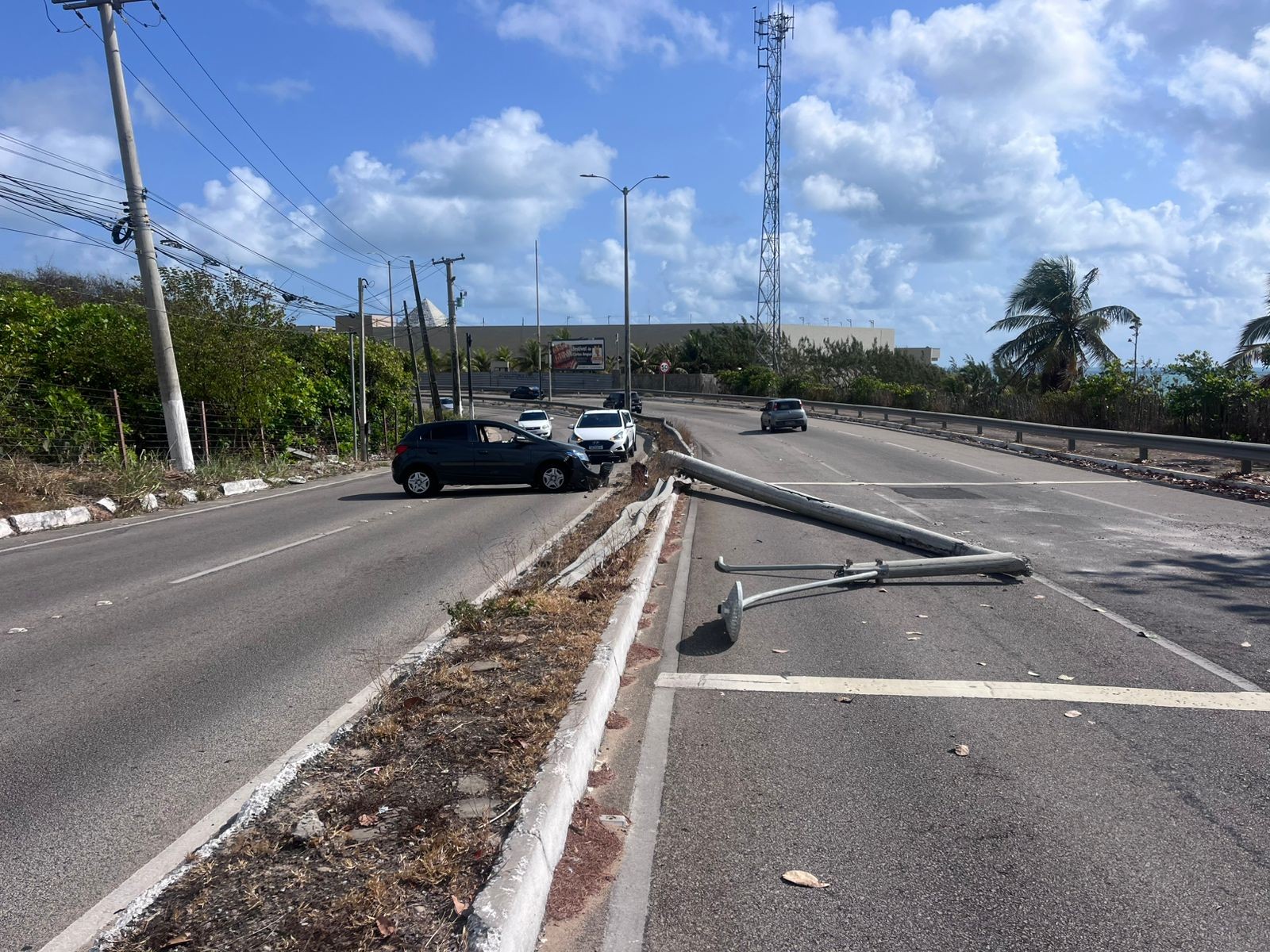 Carro bate e derruba poste na Via Costeira em Natal