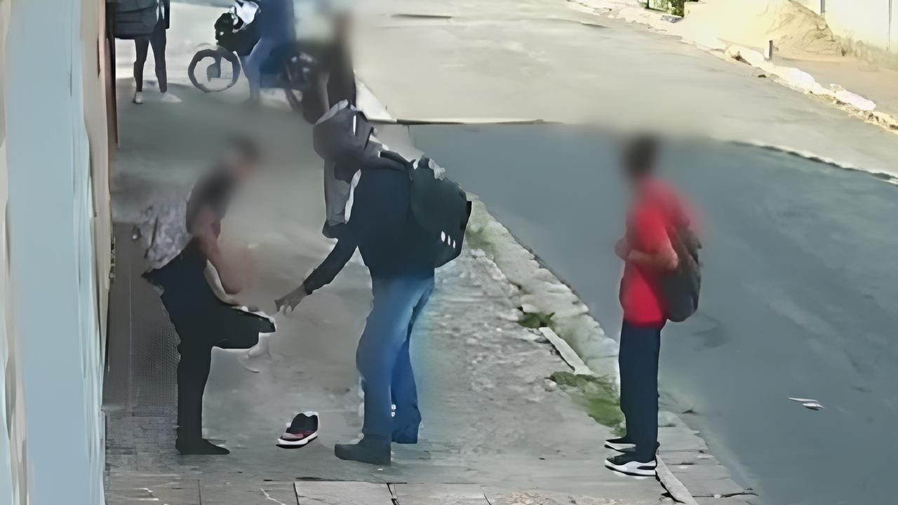 VÍDEO: câmera flagra assaltante levando tênis de estudante na saída de escola na Grande SP