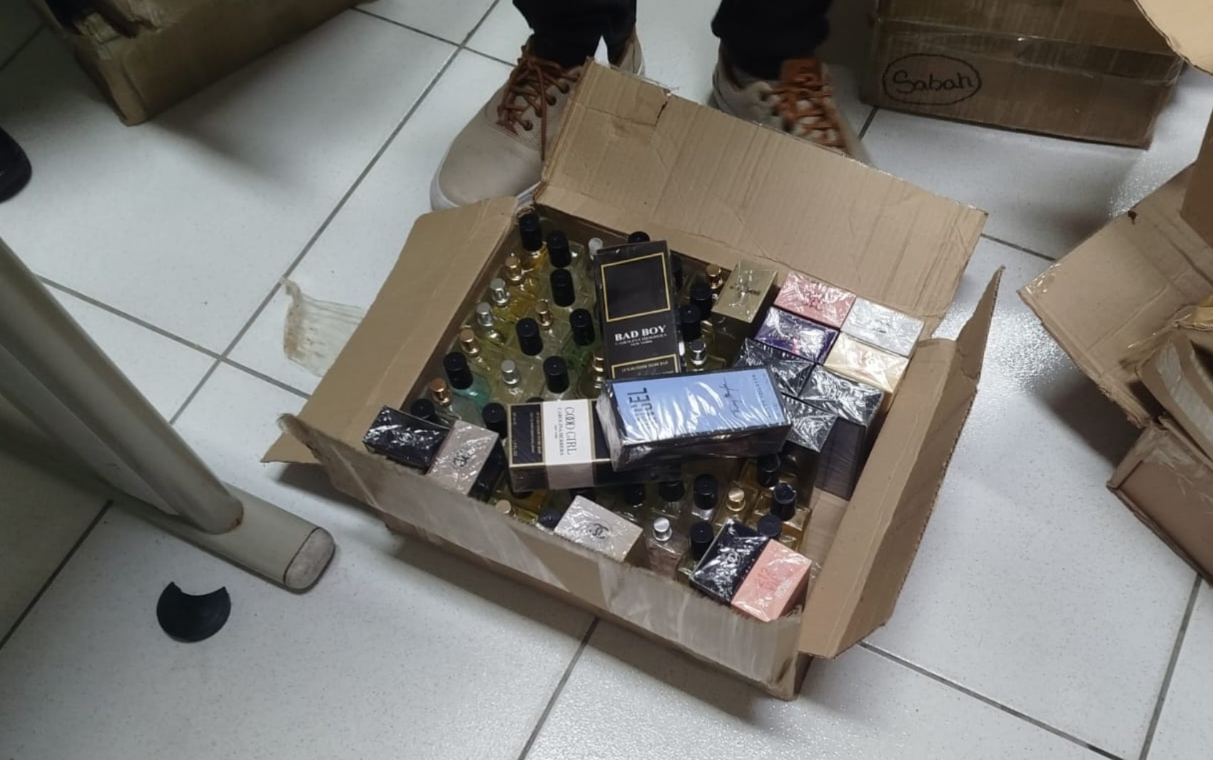 Quase 900 perfumes falsificados são apreendidos em loja na Bahia; produtos eram vendidos a partir de R$ 50