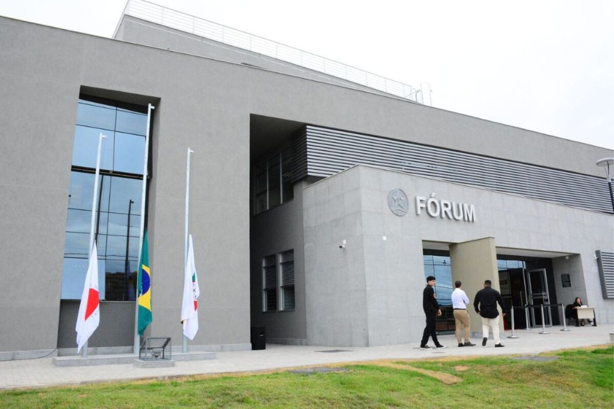 Homem é condenado a mais de 19 anos de prisão por matar adolescente com tiro na barriga em Pedra Azul