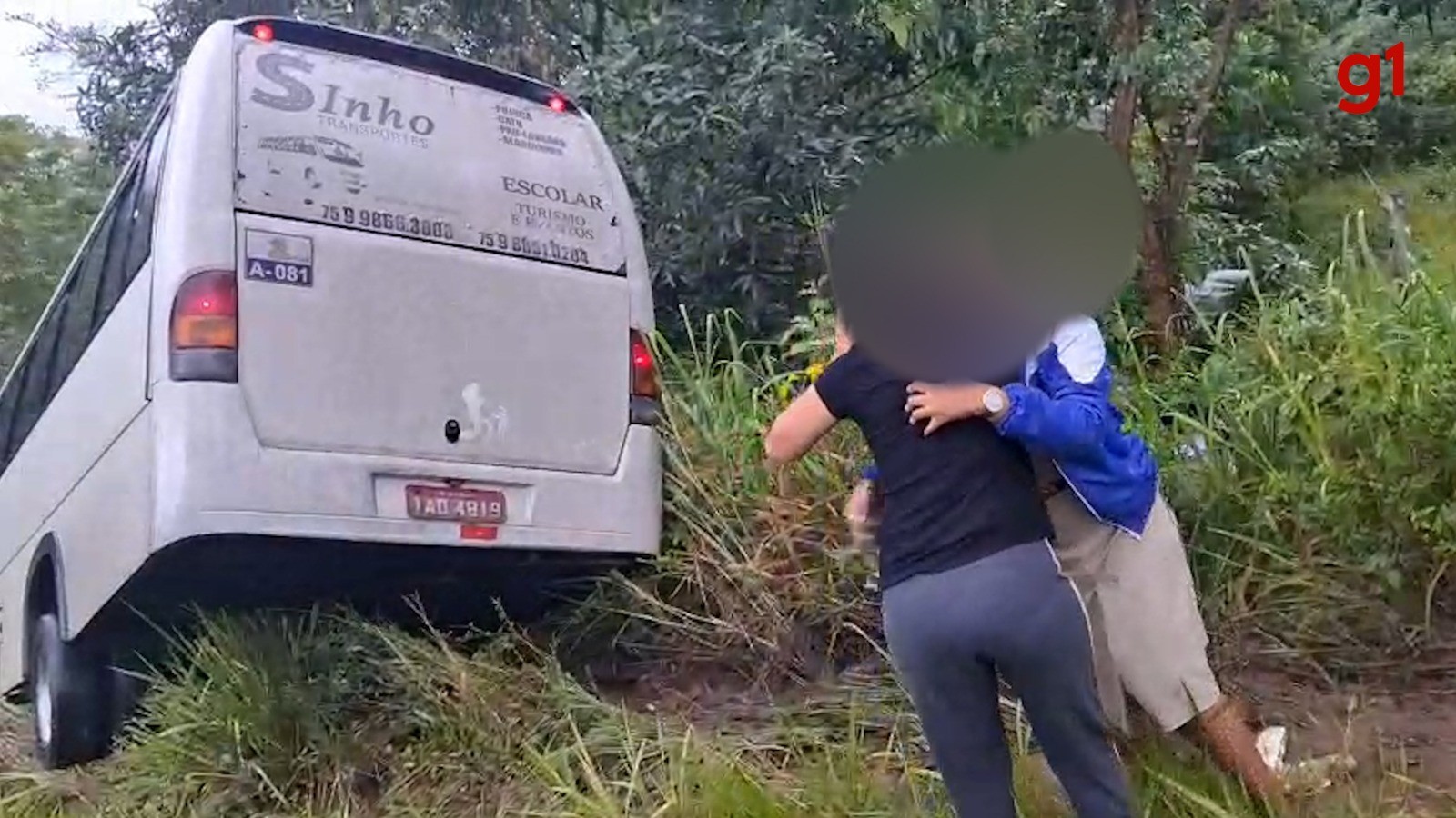 VÍDEO: ônibus que transportava estudantes se envolve em acidente em rodovia na Bahia