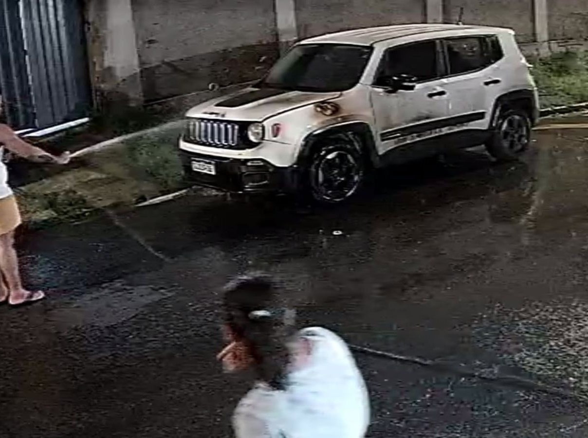 VÍDEO: homem é flagrado incendiando carro; dona do veículo diz que suspeito é policial civil e ex-namorado