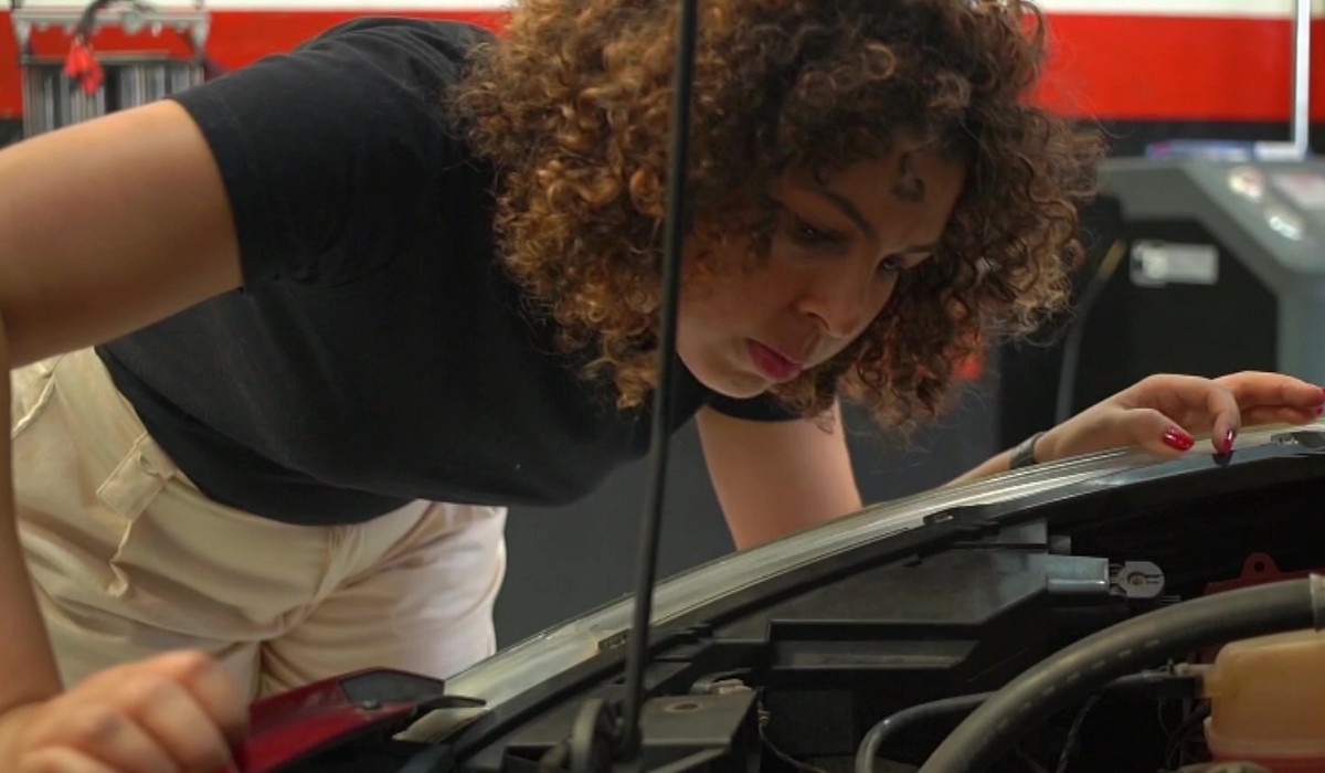 Mecânica para mulheres: Piracicaba abre 200 vagas para oficina gratuita em multinacional do setor automotivo