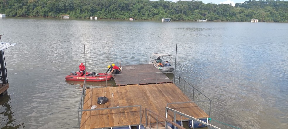 Corpo de Bombeiros realiza busca de homem que caiu no Rio Grande em Orindiúva (SP) após batida entre barcos — Foto: Rodrigo Carraro/TV TEM