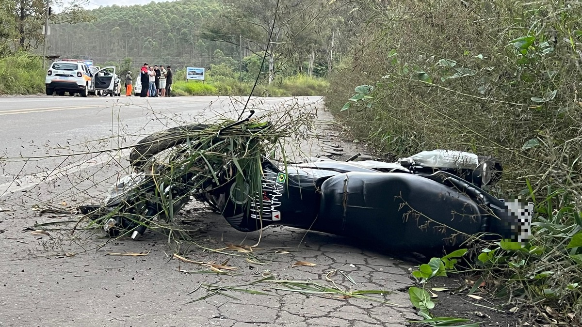 Adolescente de 17 anos morre em acidente entre moto e caminhão de prefeitura na BR-499 