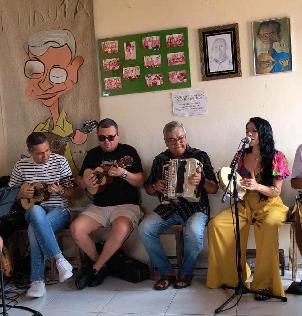 Luizinho Calixto, guardião do fole de oito baixos, na Roda de Choro de Duduta — Foto: Arquivo Pessoal/Waguinho Duduta