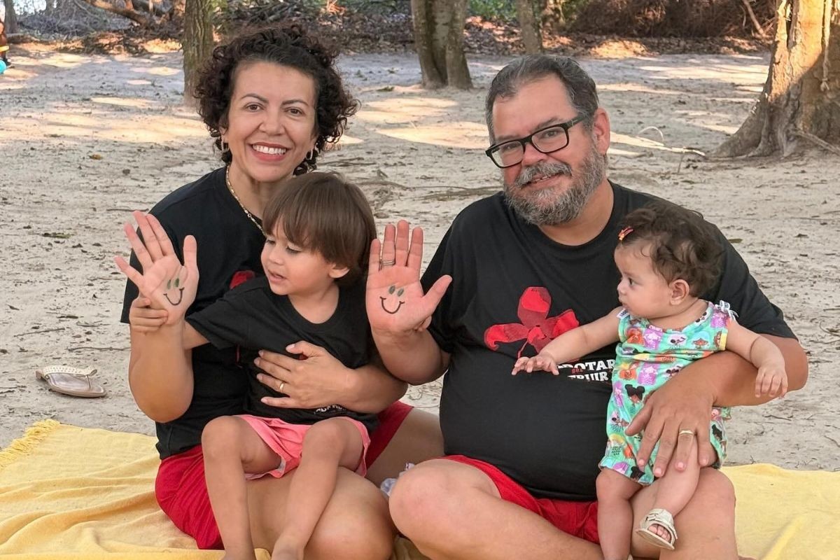 'Foi amor à primeira vista': casal é chamado para conhecer bebê duas horas após entrar na fila de adoção