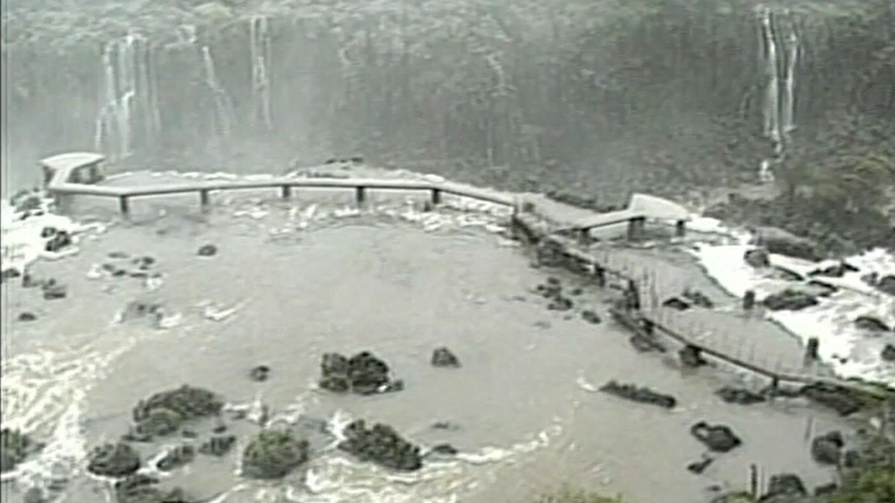 VÍDEOS mostram passarela das Cataratas do Iguaçu antes e depois de ser tomada pela água; entenda como estrutura resiste à força da água