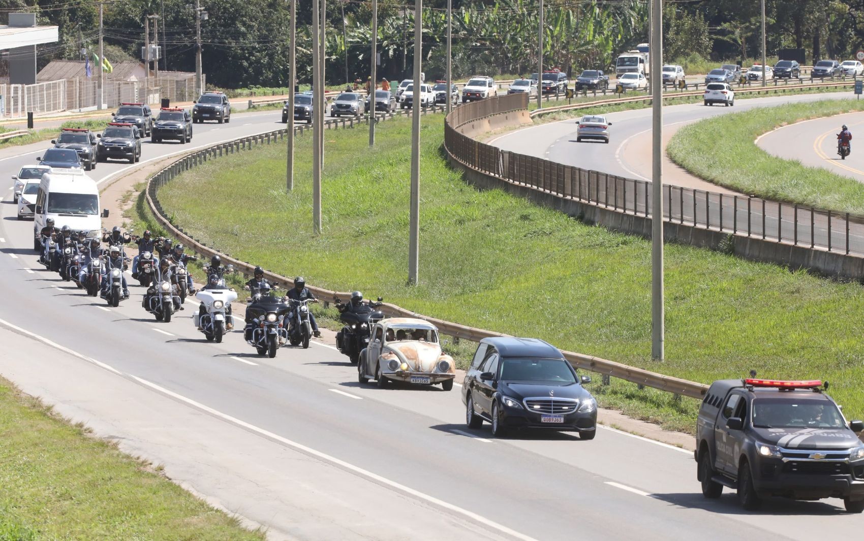 Policial morto após treinamento: centenas de motos e viaturas fazem cortejo em rodovia; vídeo