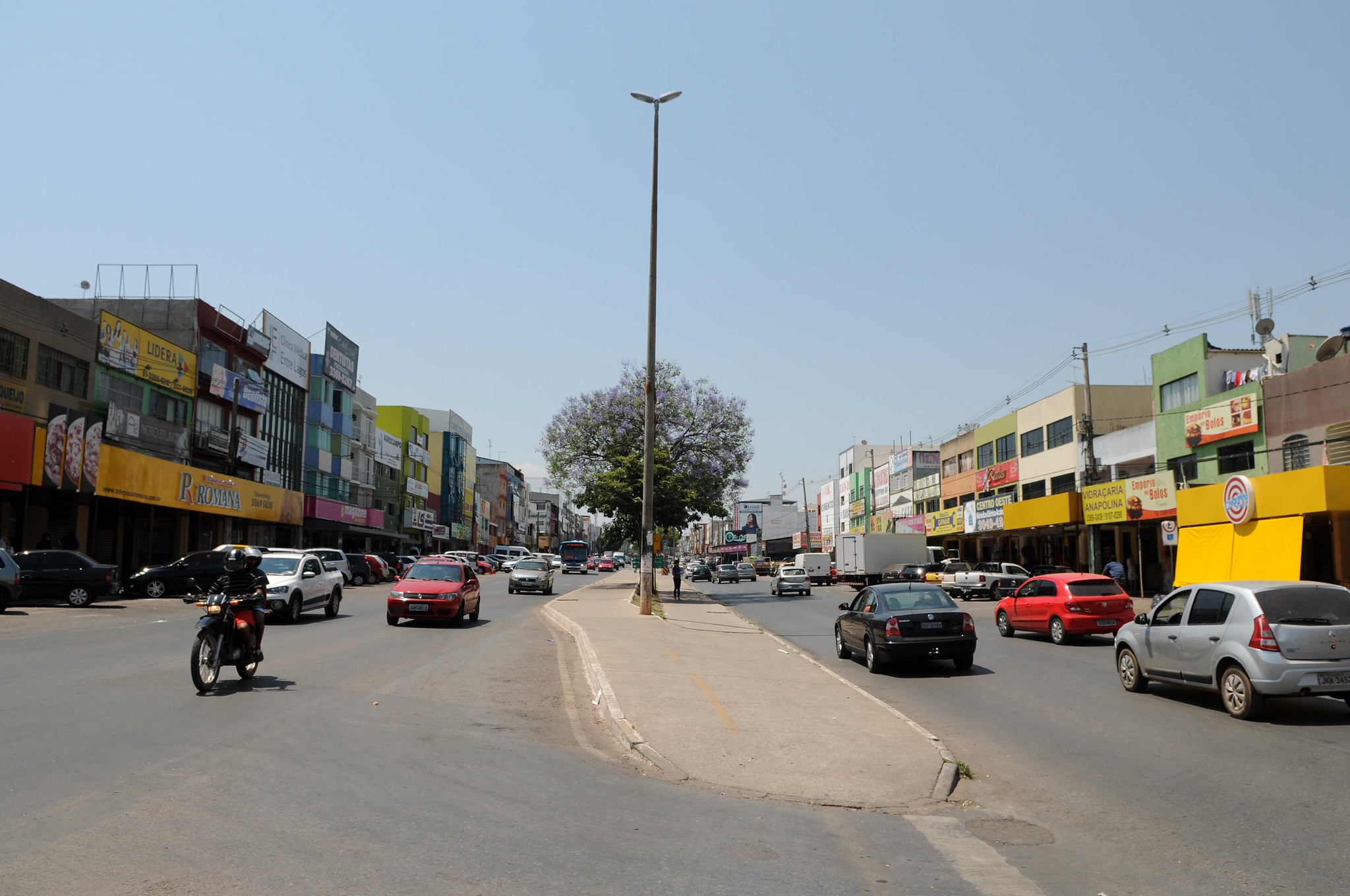 Motorista atropela cadeirante e foge no DF