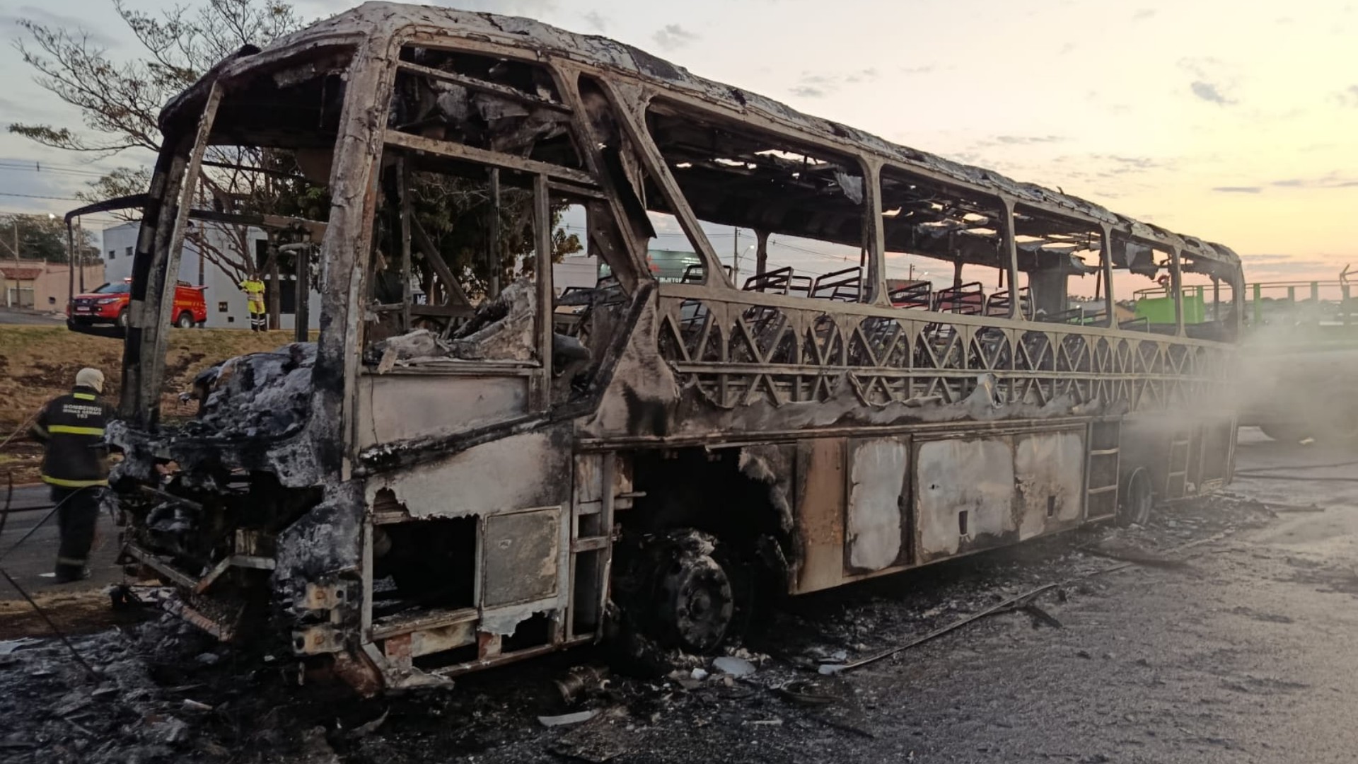 VÍDEO: Ônibus interestadual pega fogo e interdita trecho da BR-050 em Uberaba 