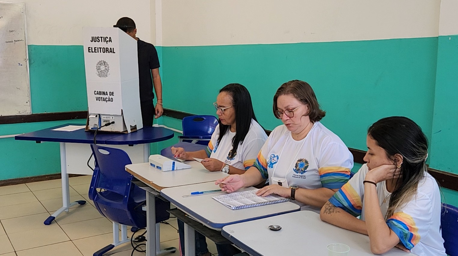 Jovem com dupla nacionalidade viaja mais de 500 km para votar pela primeira vez no AP
