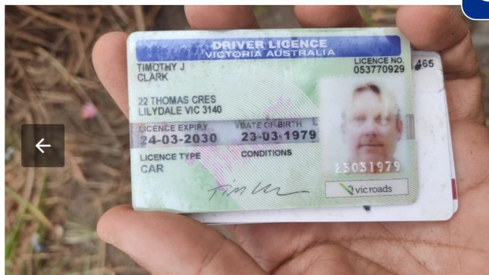 Piloto estava portando um documento da Austrália. Ele foi identificado como Timothy J Clark. — Foto: PMAL