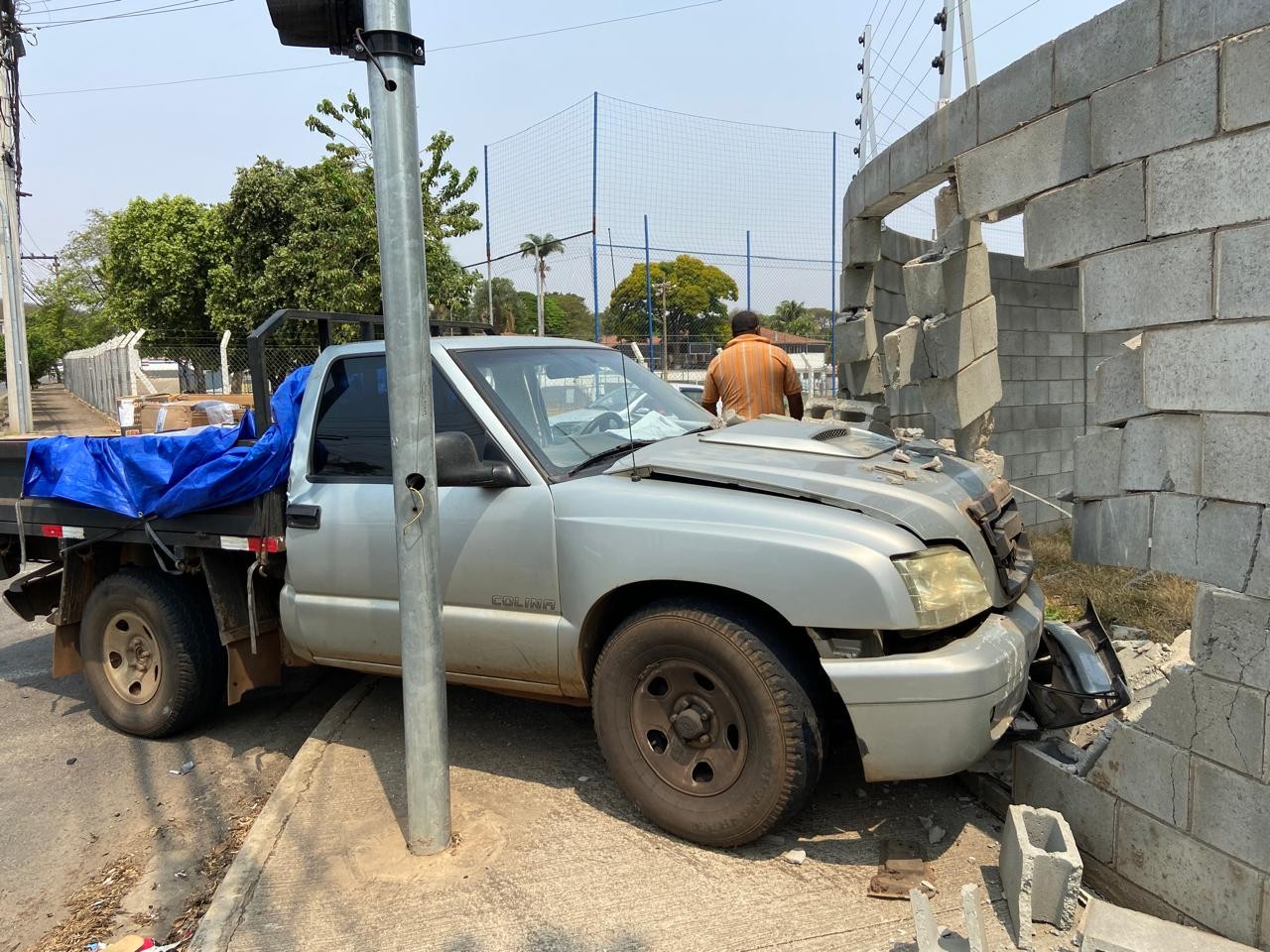 Acidente entre van escolar e caminhonete deixa cinco feridos e derruba muro em Piracicaba