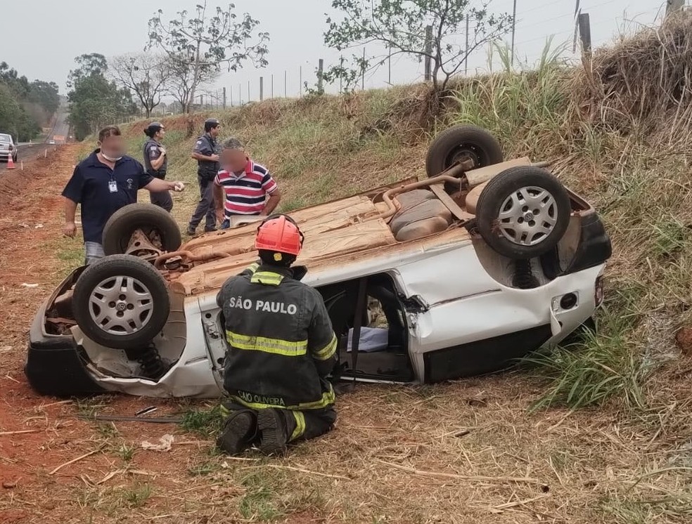 O veículo transitava no km 007, sentido Osvaldo Cruz (SP) a Sagres (SP) — Foto: Polícia Militar Rodoviária