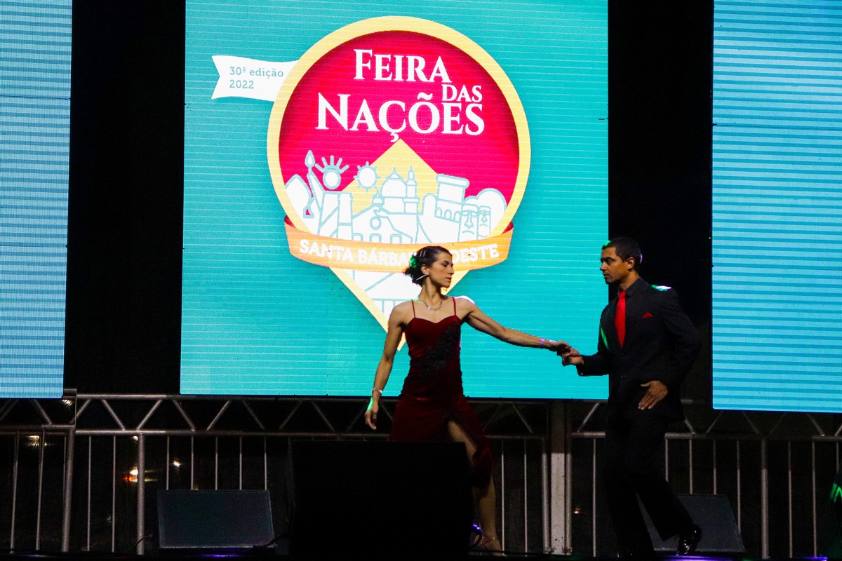 サンタバーバラ国際博覧会では、世界のさまざまな地域からダンスパフォーマンスが集まります。 サンタ バーバラ ドエステ国際博覧会