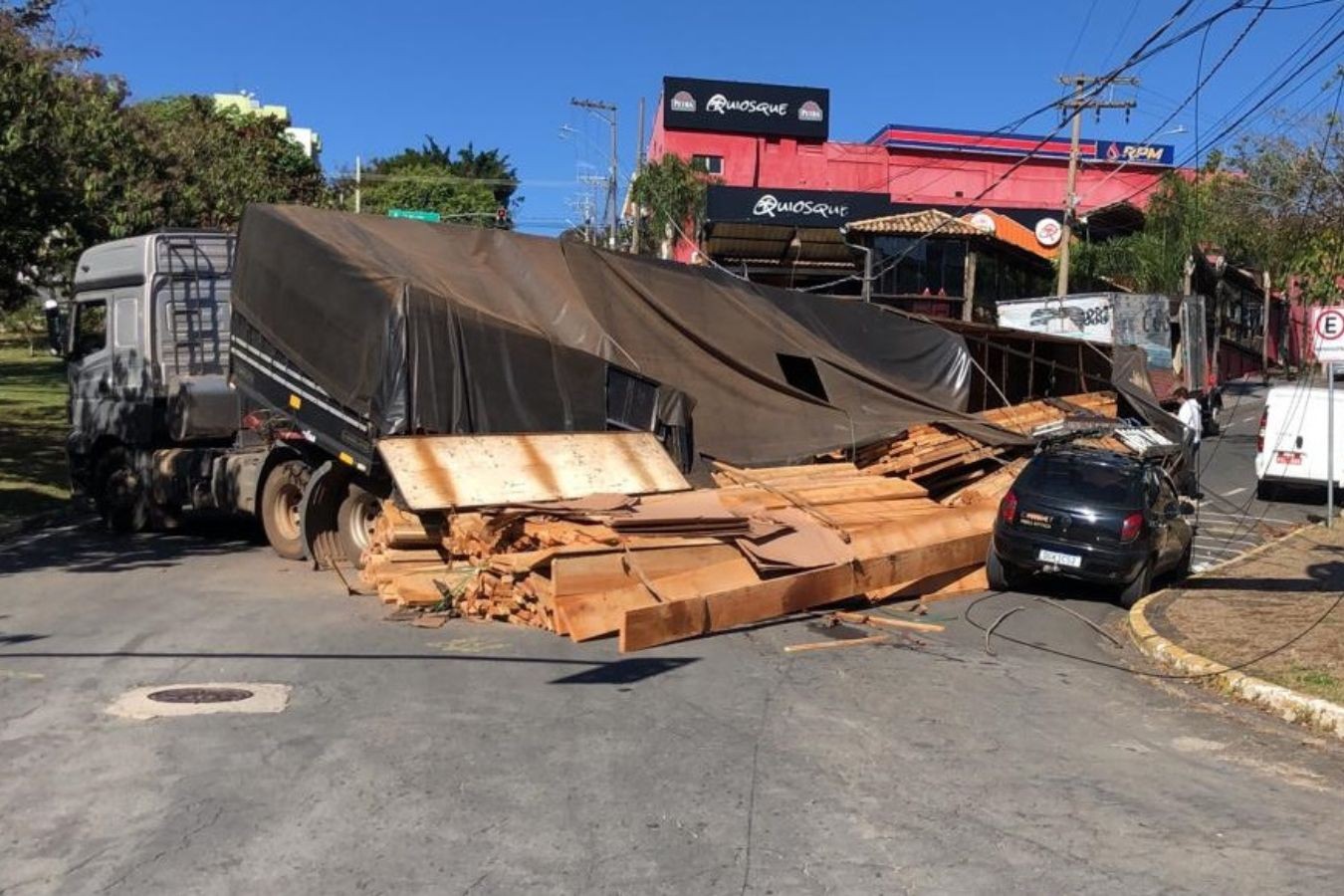 Carreta com 33 toneladas de madeira entra em avenida proibida, tomba e interdita tráfego em Valinhos