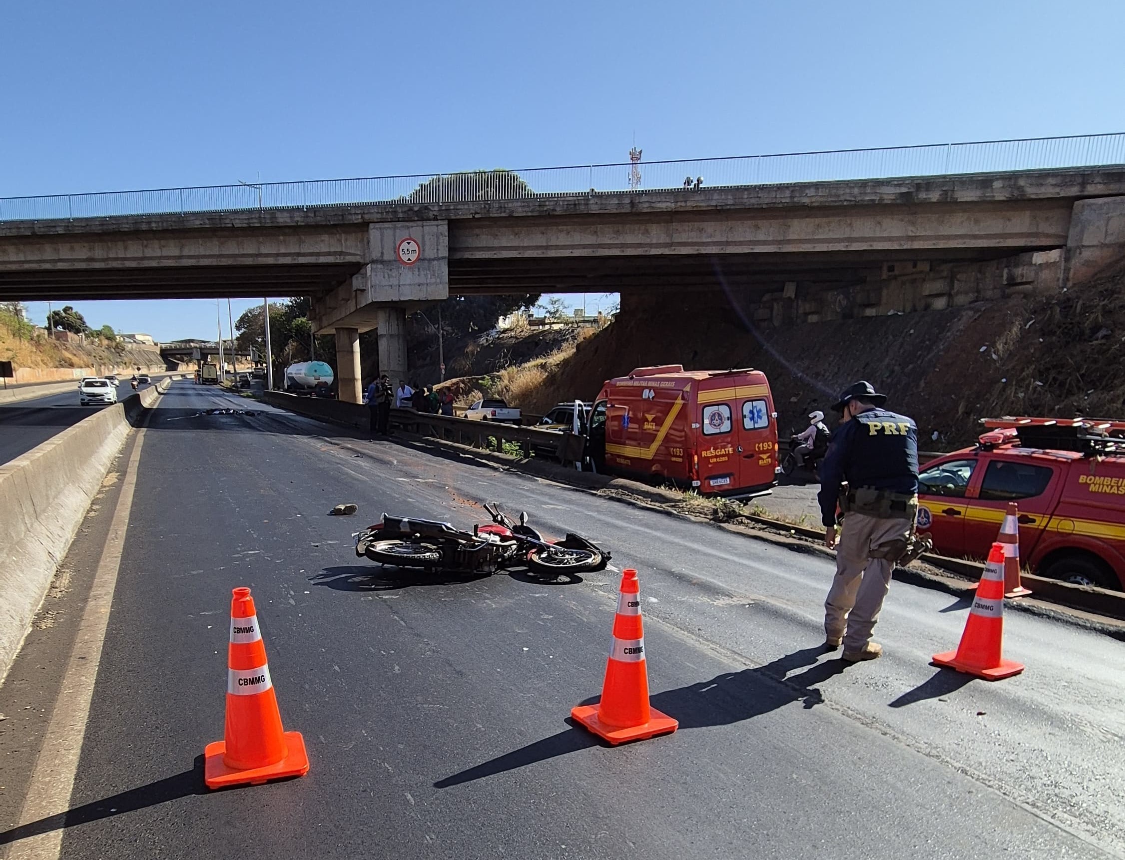 Motociclista morre após acidente com caminhão na BR-365, em Uberlândia