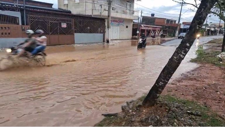 Moradoras da Baixada da Sobral mostram prejuízos causados por forte chuva em Rio Branco