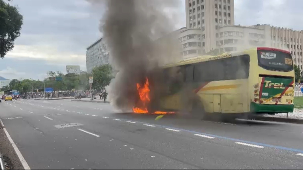 Ônibus pega fogo perto da Central do Brasil, e Av. Presidente Vargas é fechada