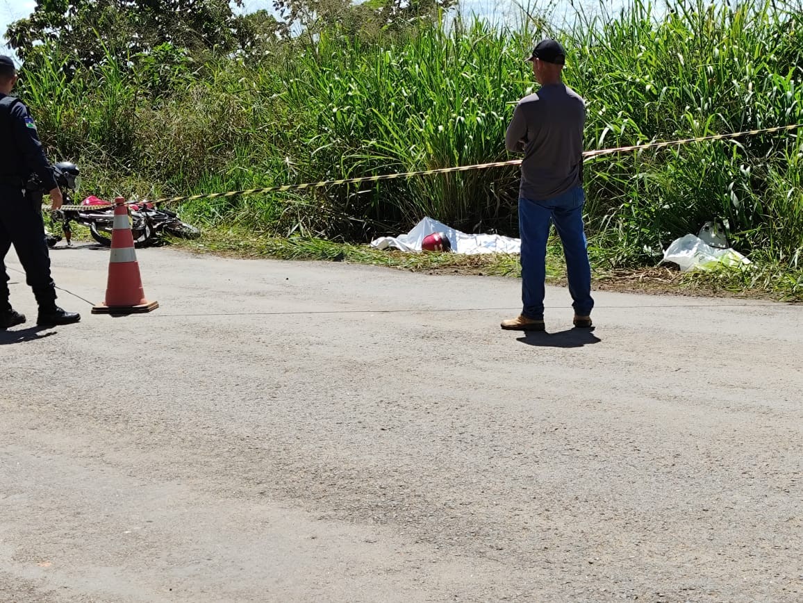 Motociclista morre após 'invadir' pista e colidir com motoneta no interior de Rondônia